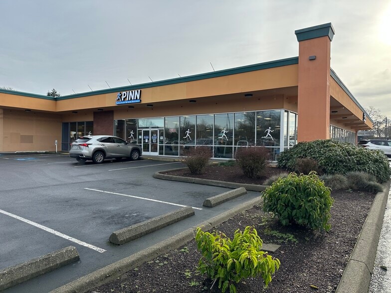 Lakewood Square Neighborhood Center portfolio of 5 properties for sale on LoopNet.ca - Building Photo - Image 3 of 7