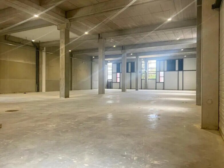 Flex dans Élancourt à louer - Photo du bâtiment - Image 3 de 27