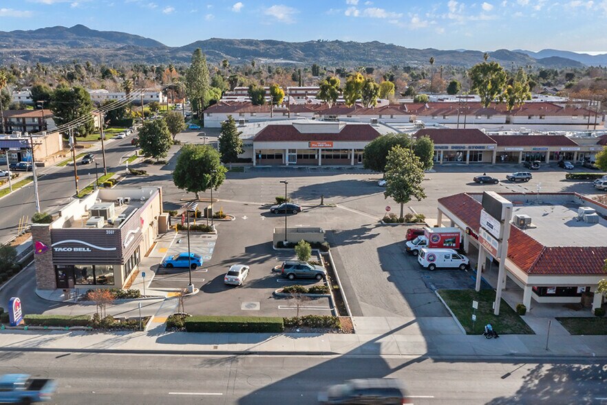1911-2095 E Florida Ave, Hemet, CA à louer - Photo du bâtiment - Image 3 de 7