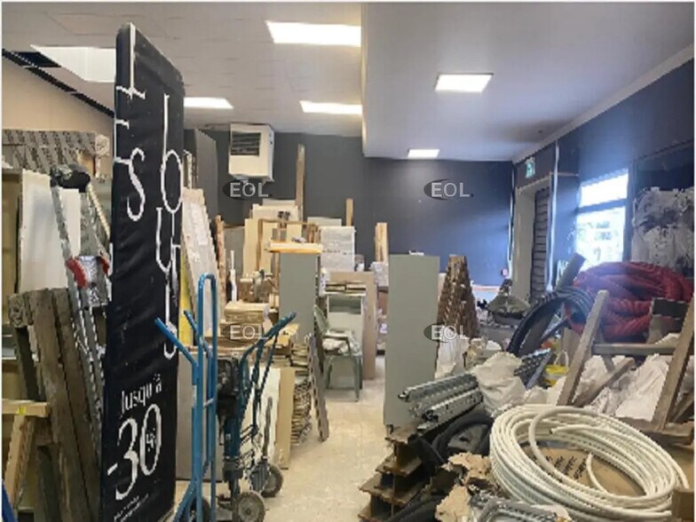 Flex in Servon for lease - Interior Photo - Image 2 of 6