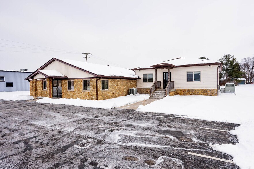 180 Robert Curry Dr, Martinsville, IN à vendre - Photo du bâtiment - Image 2 de 42