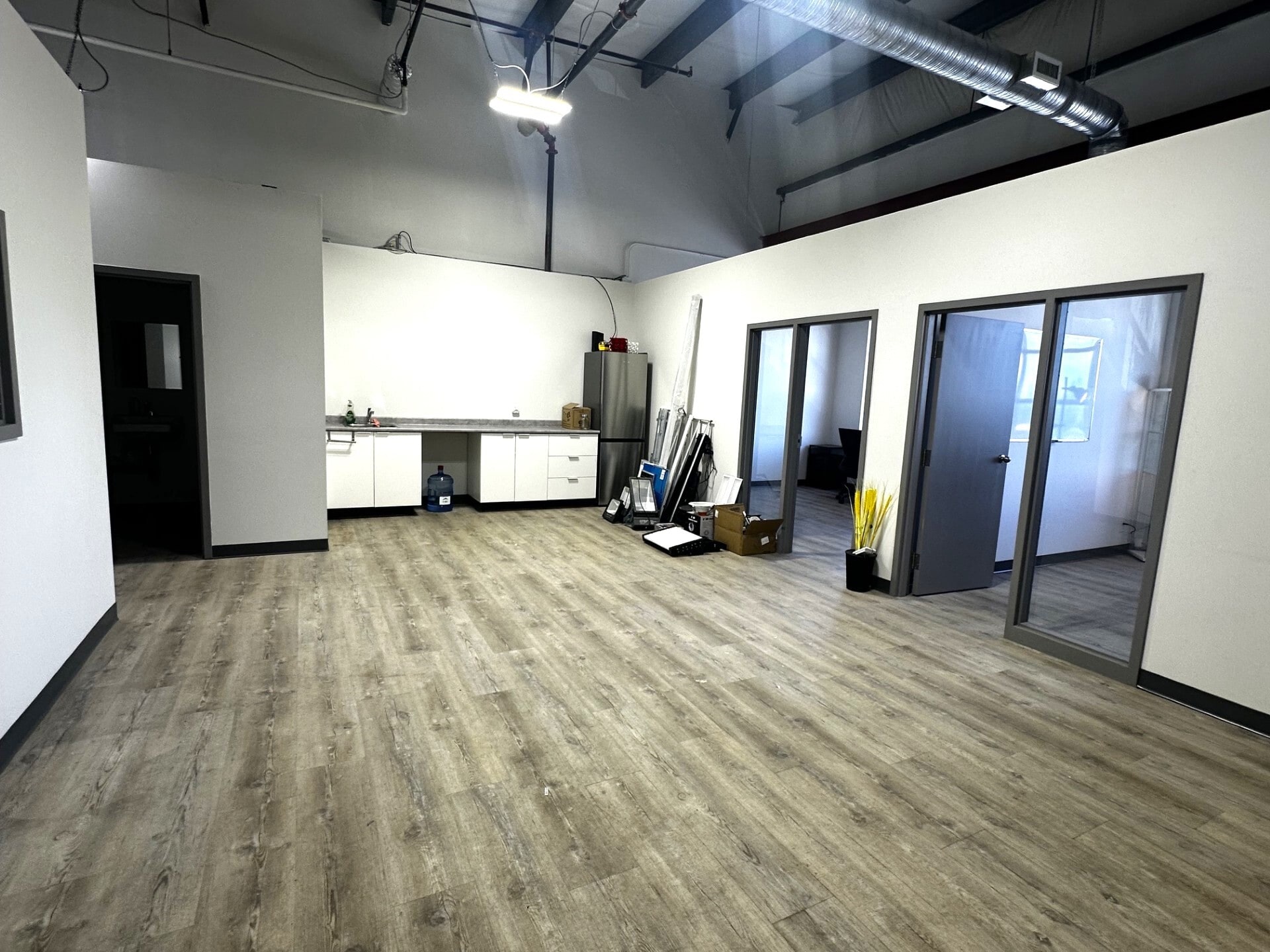 4511 Glenmore Trl SE, Calgary, AB for lease Interior Photo- Image 1 of 10