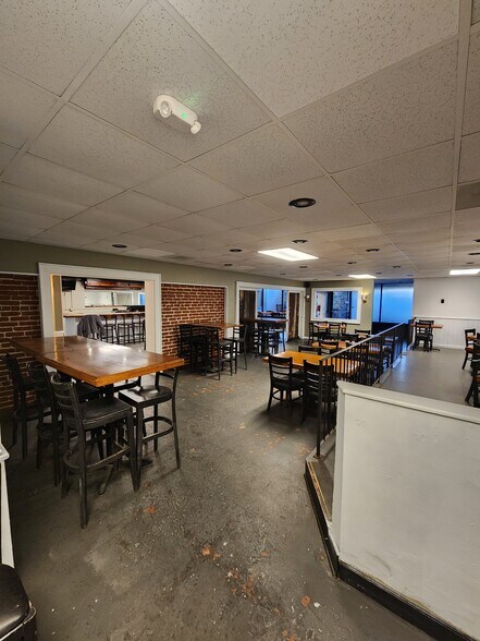 321 N Main St, Hendersonville, NC à louer - Photo du bâtiment - Image 3 de 47
