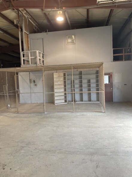 7317 & 7325 Interstate Highway 37, Corpus Christi, TX for lease - Interior Photo - Image 2 of 10