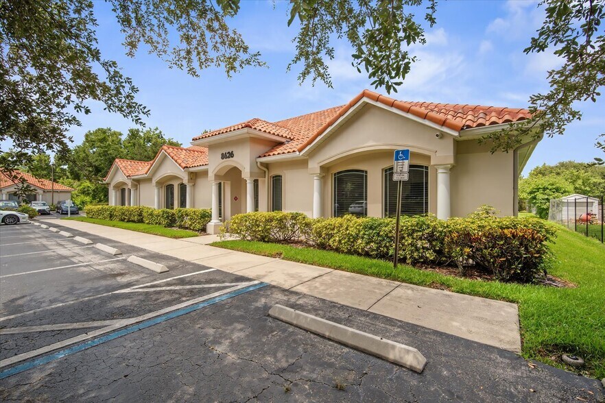 8626 N Himes Ave, Tampa, FL à louer - Photo du bâtiment - Image 3 de 31