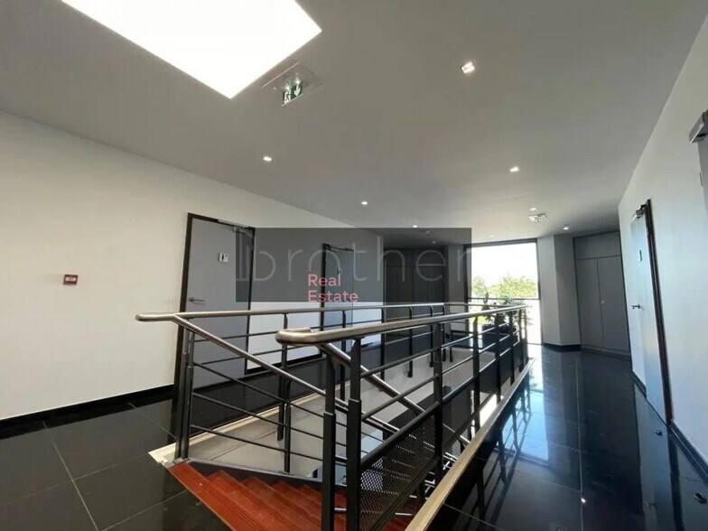 Office in VILLENAVE-D'ORNON for lease - Lobby - Image 3 of 8