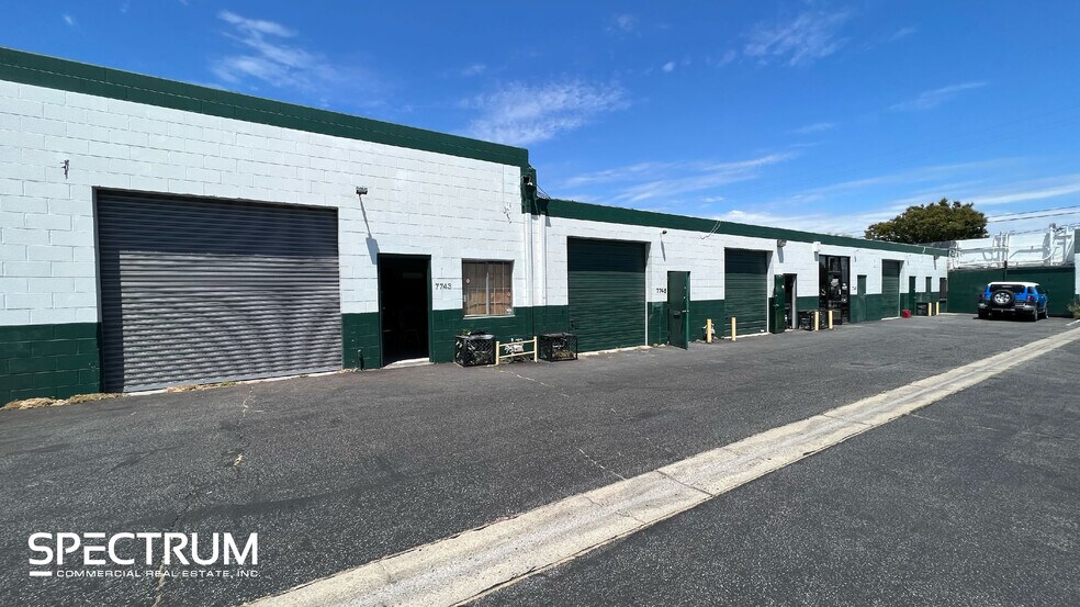 7735-7751 Densmore Ave, Van Nuys, CA à louer - Photo du bâtiment - Image 2 de 6
