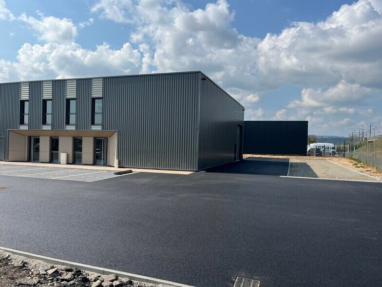 Flex in Varennes-lès-Mâcon for sale - Building Photo - Image 3 of 4