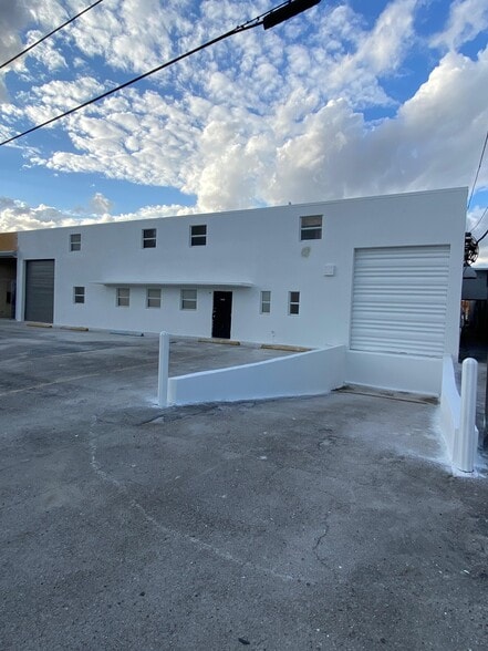 1705-1707 W 32nd Pl, Hialeah, FL for lease - Building Photo - Image 2 of 9