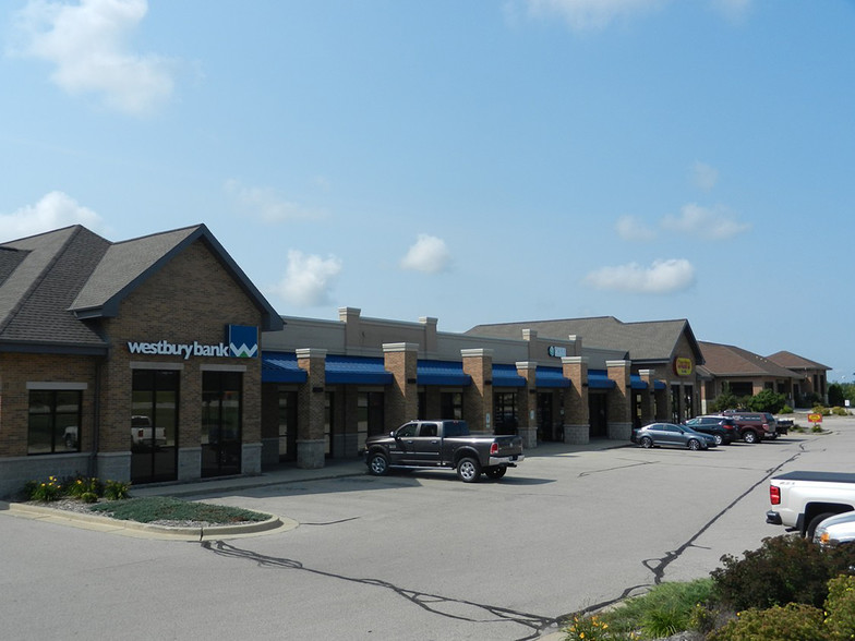 1175-1195 E Commerce Blvd, Slinger, WI for lease - Building Photo - Image 1 of 2