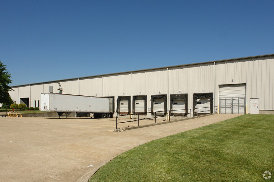 7040 Riverport Dr, Louisville, KY for lease - Building Photo - Image 2 of 13