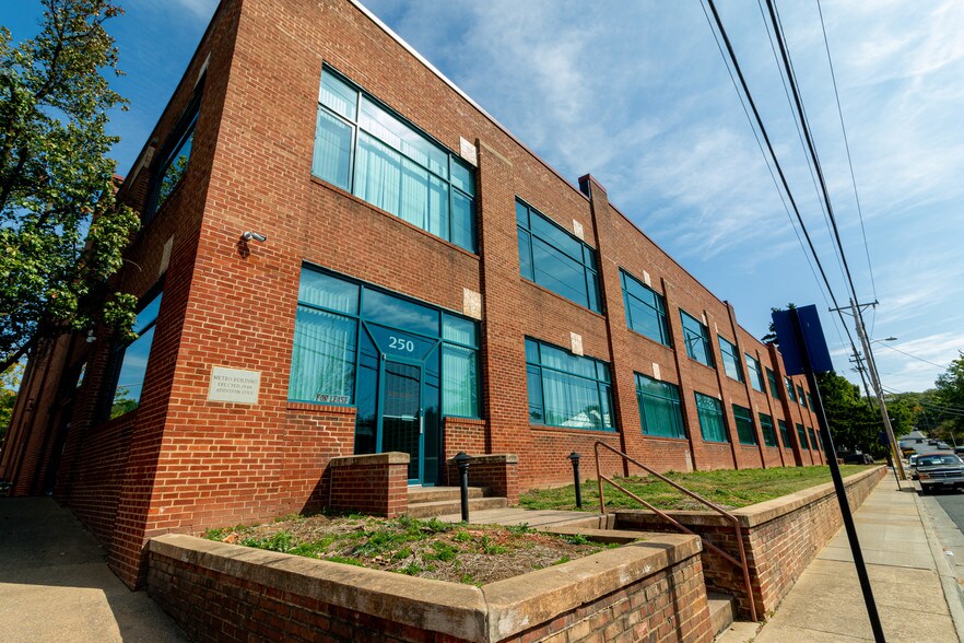 250 E Elizabeth St, Harrisonburg, VA à louer - Photo du bâtiment - Image 2 de 3