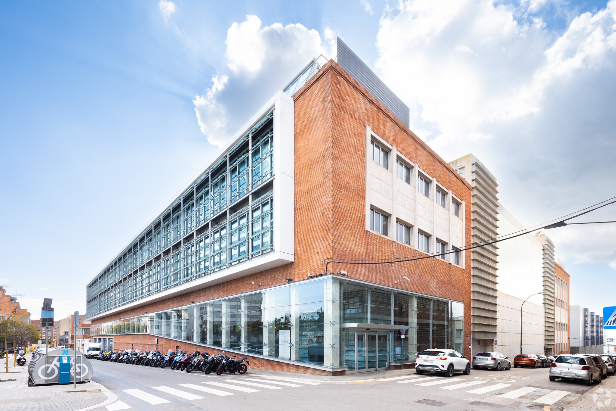 Office in Esplugues de Llobregat, Barcelona for lease Primary Photo- Image 1 of 6