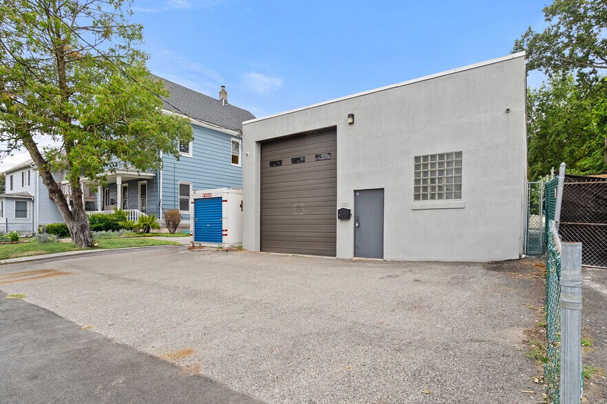 353 Railroad Ave, Hackensack, NJ à louer - Photo du bâtiment - Image 1 de 14