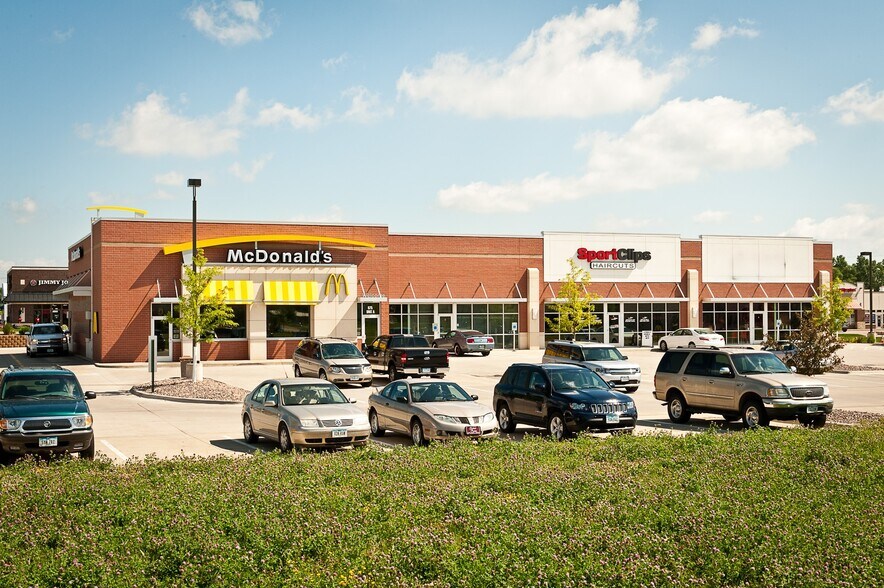 675 Pacha Pkwy, North Liberty, IA à louer - Photo du bâtiment - Image 3 de 3