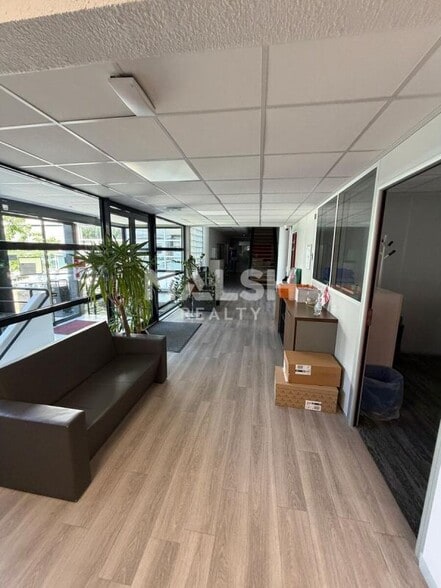 Local d'activités dans Chasse-sur-Rhône à vendre - Hall d’entrée - Image 2 de 12