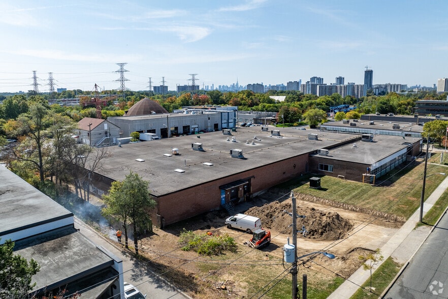 35 Mobile Dr, Toronto, ON for lease - Building Photo - Image 2 of 4