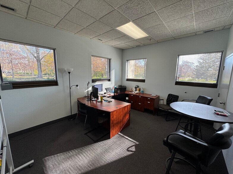 10100 Crosstown Cir, Eden Prairie, MN à vendre - Photo du bâtiment - Image 2 de 21