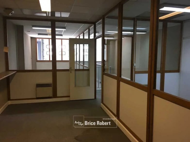 Office in Vénissieux for lease - Interior Photo - Image 2 of 5