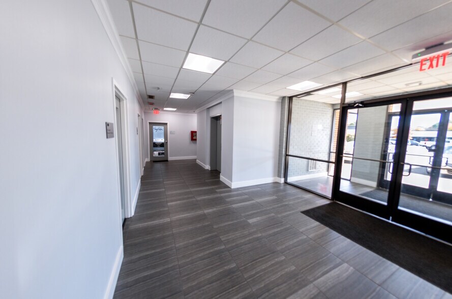 2579 John Milton Dr, Herndon, VA à louer - Hall d’entrée - Image 2 de 6