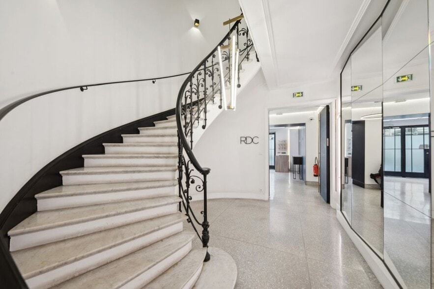 14 Avenue Franklin D. Roosevelt, Paris à louer - Photo intérieure - Image 3 de 9
