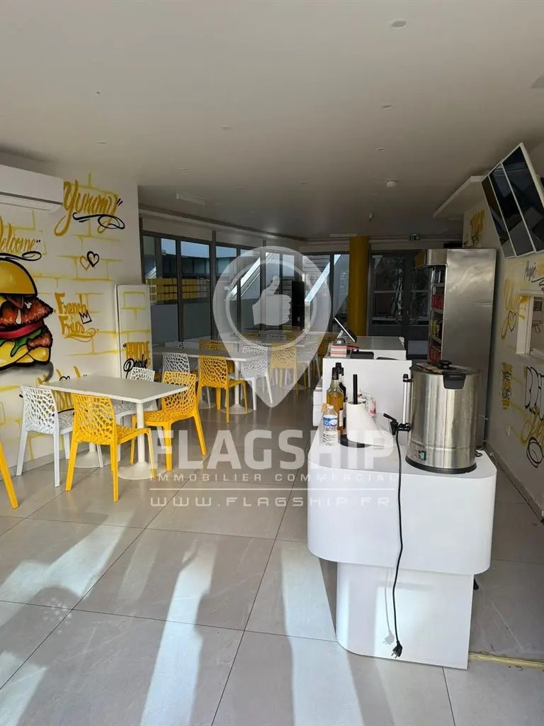 Retail in Nanterre for lease Interior Photo- Image 1 of 8