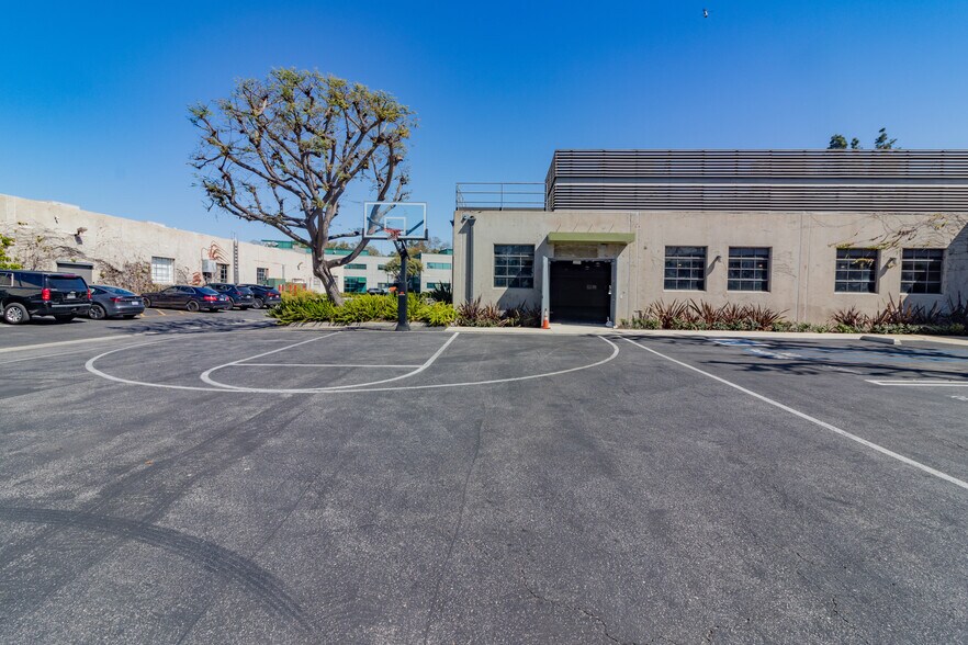 10567 Jefferson Blvd, Culver City, CA for lease - Building Photo - Image 2 of 21