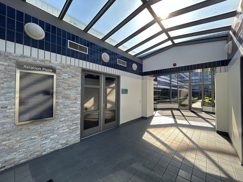 16461 Sherman Way, Van Nuys, CA à louer - Photo du bâtiment - Image 3 de 9