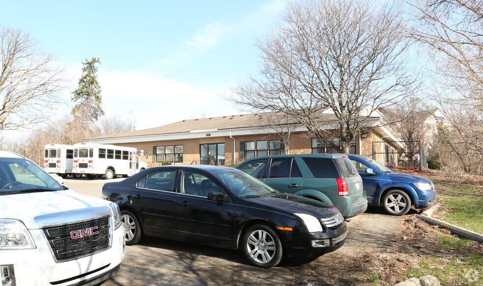38880 W 6 Mile Rd, Livonia, MI à louer - Photo du bâtiment - Image 2 de 4