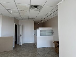 5601 W Lovers Ln, Dallas, TX for lease Interior Photo- Image 2 of 6