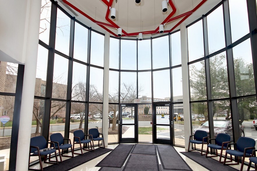 3028 Javier Rd, Fairfax, VA à louer - Photo du bâtiment - Image 2 de 3