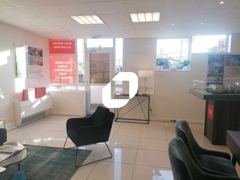 Retail in Palaiseau for lease - Lobby - Image 2 of 3