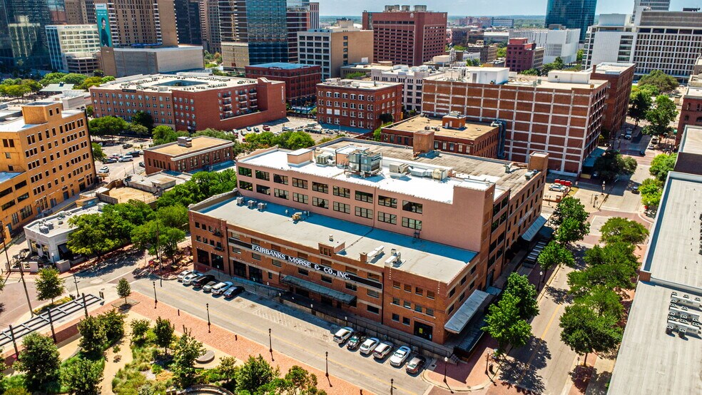 Market Ross Place portefeuille de 3 propriétés à vendre sur LoopNet.ca - Photo du bâtiment - Image 1 de 11