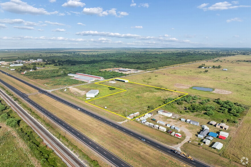 105 Beck Rd E, Inez, TX à vendre - Photo du bâtiment - Image 1 de 21