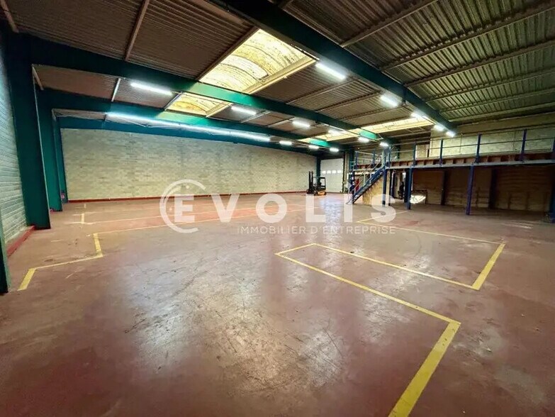 Flex in Lisses for lease - Interior Photo - Image 2 of 13