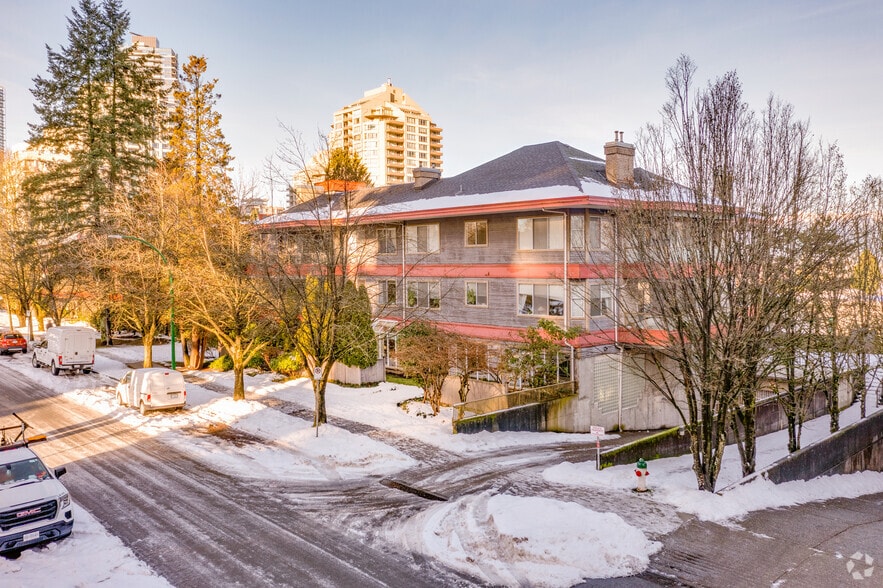 4951 Sanders St, Burnaby, BC à vendre - Photo du bâtiment - Image 2 de 4