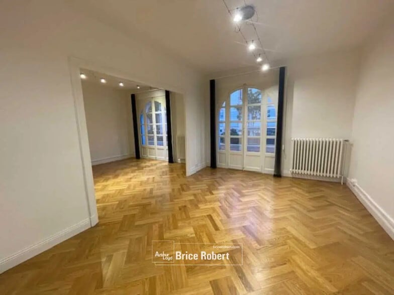 Office in Lyon for sale - Interior Photo - Image 1 of 12