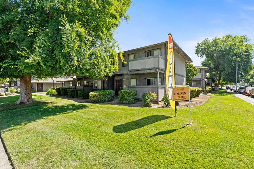 2205 Peach Ave, Clovis, CA for sale - Building Photo - Image 2 of 16