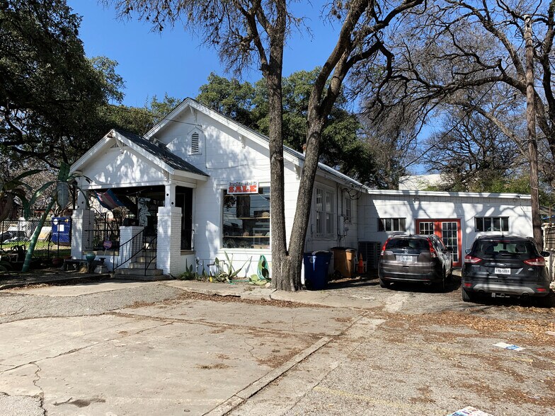 2058 S Lamar Blvd, Austin, TX à louer - Photo du bâtiment - Image 3 de 14