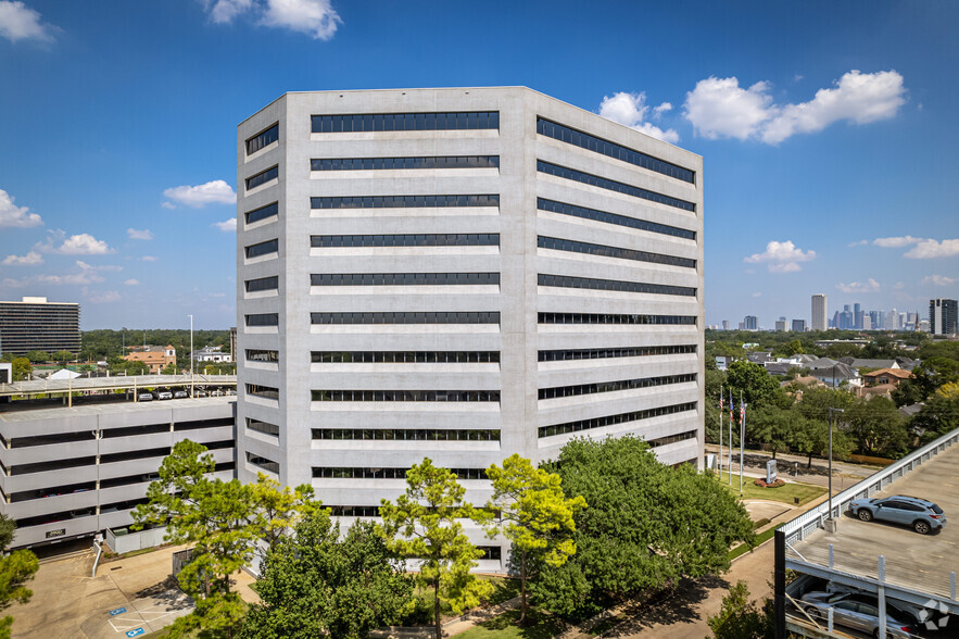 3900 Essex Ln, Houston, TX à louer - Photo du bâtiment - Image 2 de 21