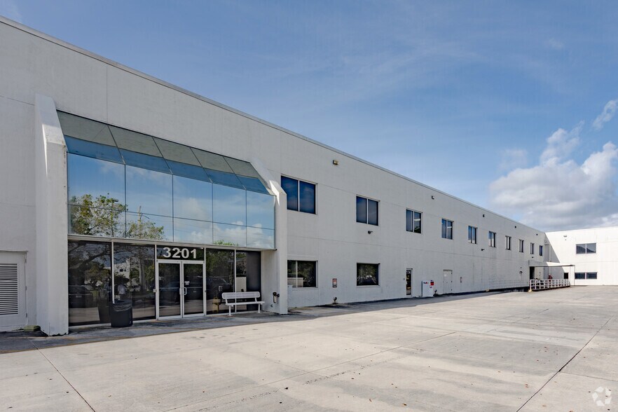 3201 W Commercial Blvd, Fort Lauderdale, FL à louer - Photo du bâtiment - Image 2 de 10
