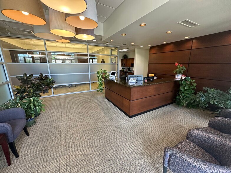 2838 S Ingram Mill Rd, Springfield, MO à louer - Photo du bâtiment - Image 2 de 10