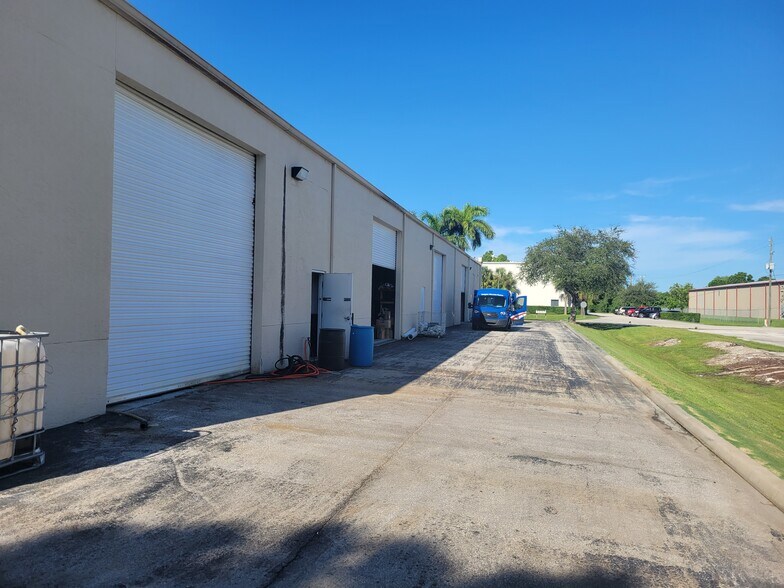 17131 Alico Center Rd, Fort Myers, FL à vendre - Photo du bâtiment - Image 3 de 7