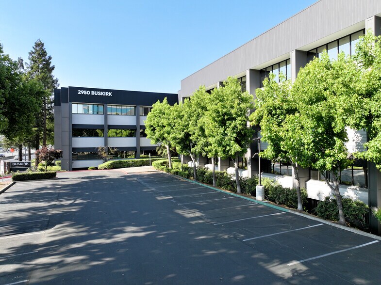 2950 Buskirk Ave, Walnut Creek, CA à louer - Photo du bâtiment - Image 3 de 16