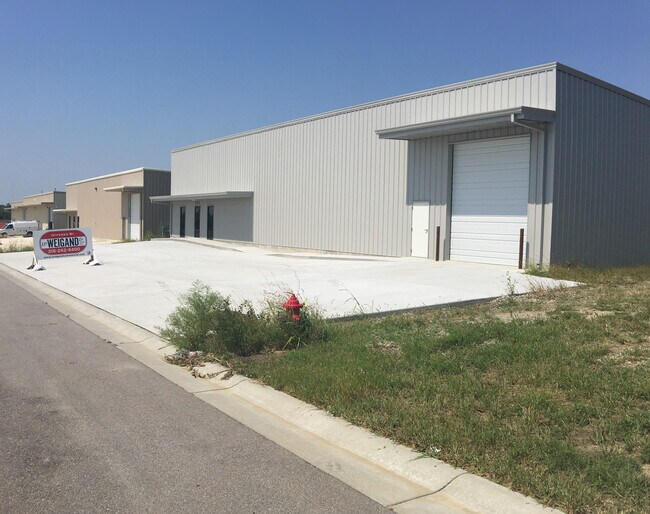 Plus de détails pour 902 Venture ct, Kechi, KS - Local d'activités à louer
