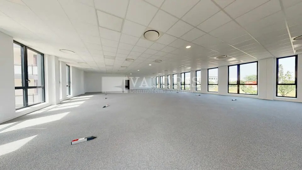 Office in Vaulx-en-Velin for lease Interior Photo- Image 1 of 11