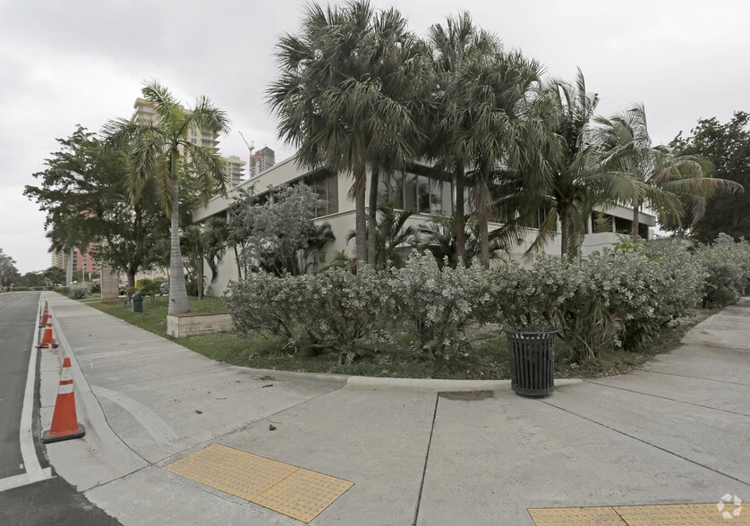 17395 N Bay Rd, Sunny Isles Beach, FL for lease - Building Photo - Image 3 of 8