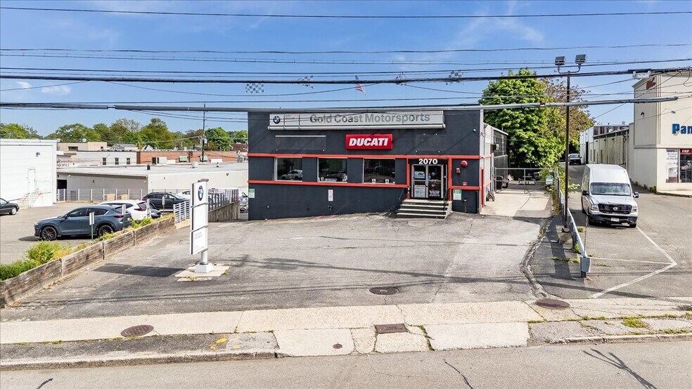 2070 Jericho Tpke, New Hyde Park, NY à louer - Photo du bâtiment - Image 2 de 22