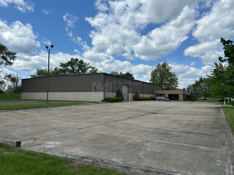 9107 Pleasantwood Ave NW, North Canton, OH à vendre - Photo du bâtiment - Image 2 de 9