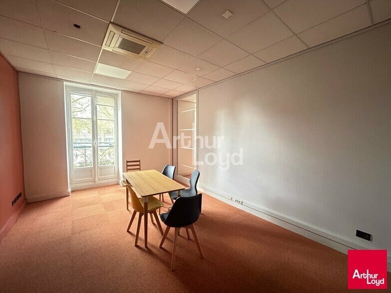 Office in Rennes for lease - Interior Photo - Image 3 of 5